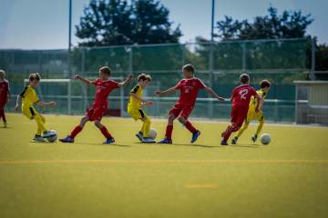 梅西展示第六座金球奖｜雷火电竞（配图示意）